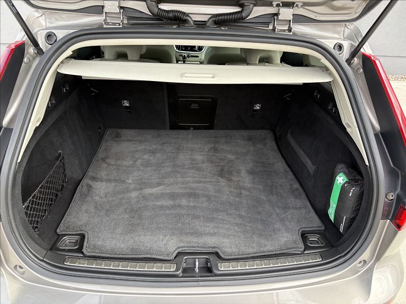Volvo V60 2,0 D3 110 KW MOMENTUM MANUAL - fotka 25 z 26
