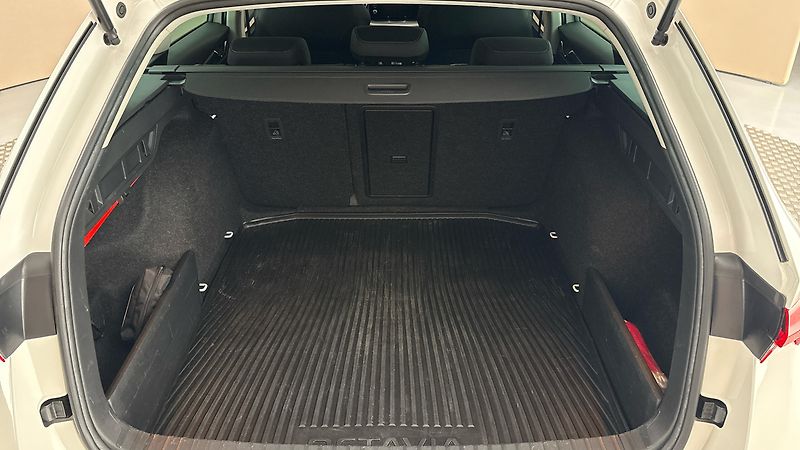 Škoda Octavia 2.0 TDI Ambition Combi - fotka 17 z 23