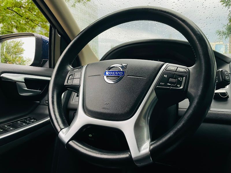 Volvo XC60 2.4D5 5V 4x4 AUT TAŽNÉ SERVISK - fotka 27 z 47