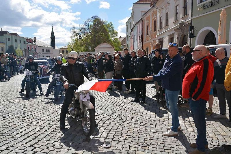 Automobiloví a motocykloví veteráni se vydali v neděli na tradiční jízdu Ze zámku na hrad. Start byl na Horním náměstí v Přerově, kde si lidé užili bohatý program.