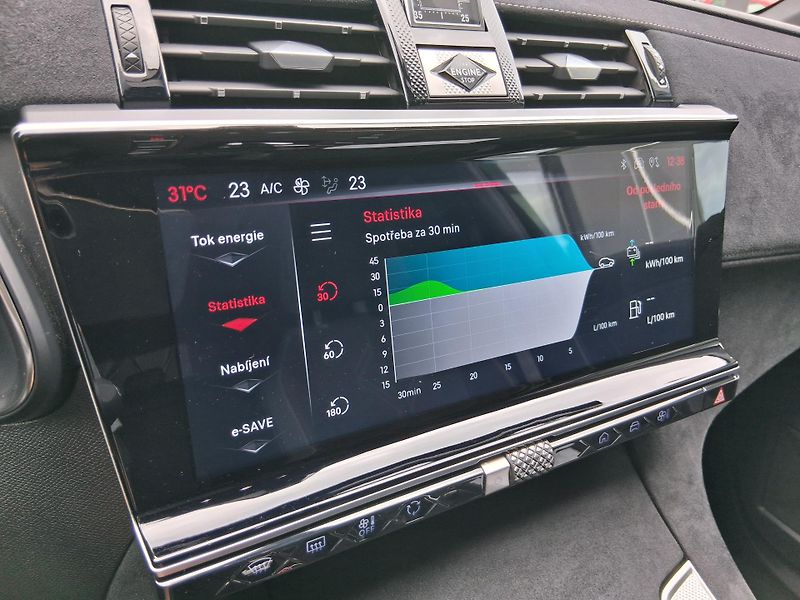 DS Automobiles DS7 Crossback PERF. LINE + E-TENSE 360k 4x4 - fotka 15 z 40
