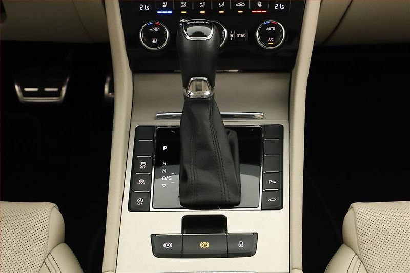 Škoda Superb (2023) Laurin&Klement 2.0 TDI - fotka 10 z 21