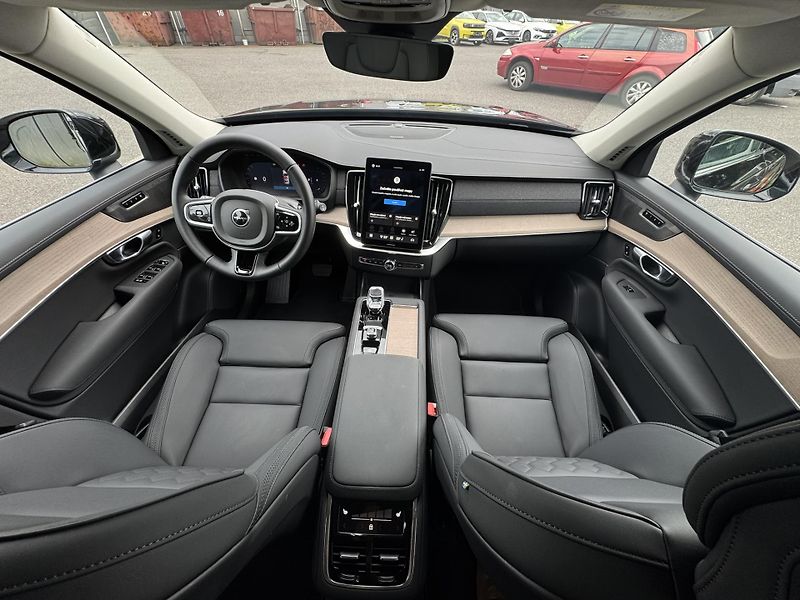 Volvo XC90 B5 AWD PLUS 360/ 7.m* / +kola  - fotka 16 z 49