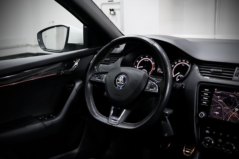 Škoda Octavia 3 FL Combi 2.0 TSI 169 kW RS - fotka 16 z 42