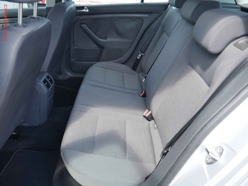 Volkswagen Golf (2007) 1.6i, ČR, Trendline, autoAC - fotka 10 z 13