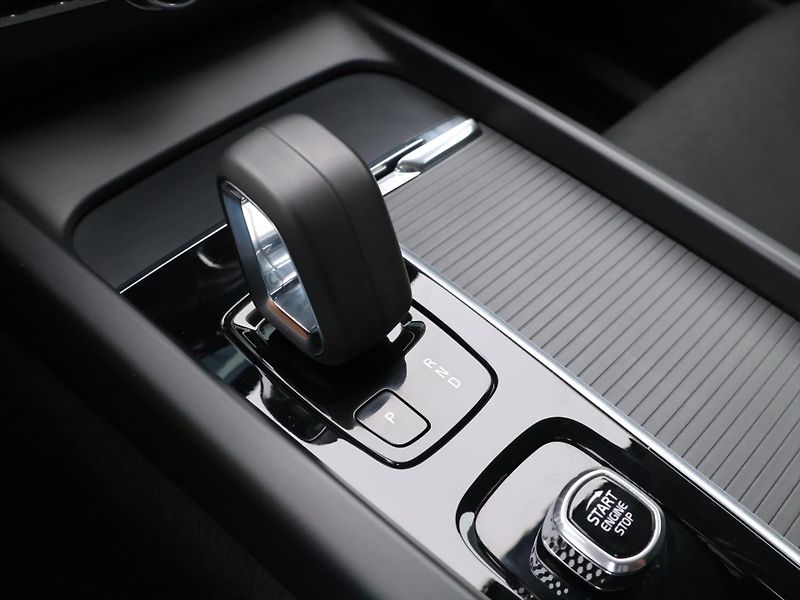 Volvo XC60 2,0 B4 145KW AWD MOMENTUM - fotka 30 z 40