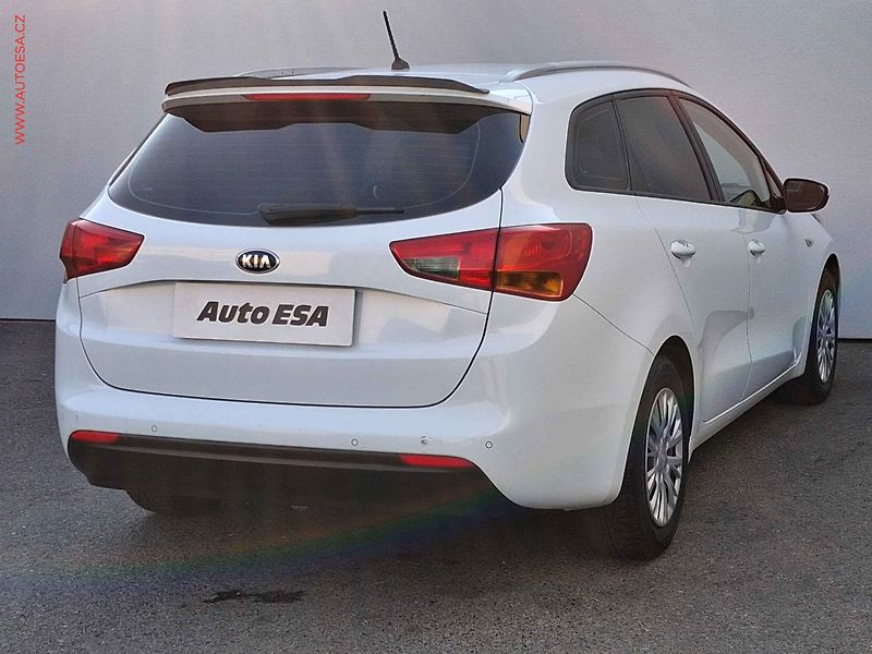 Kia Ceed (2017) 1.4 CVVT, ČR, LED, park.čidla - fotka 4 z 17