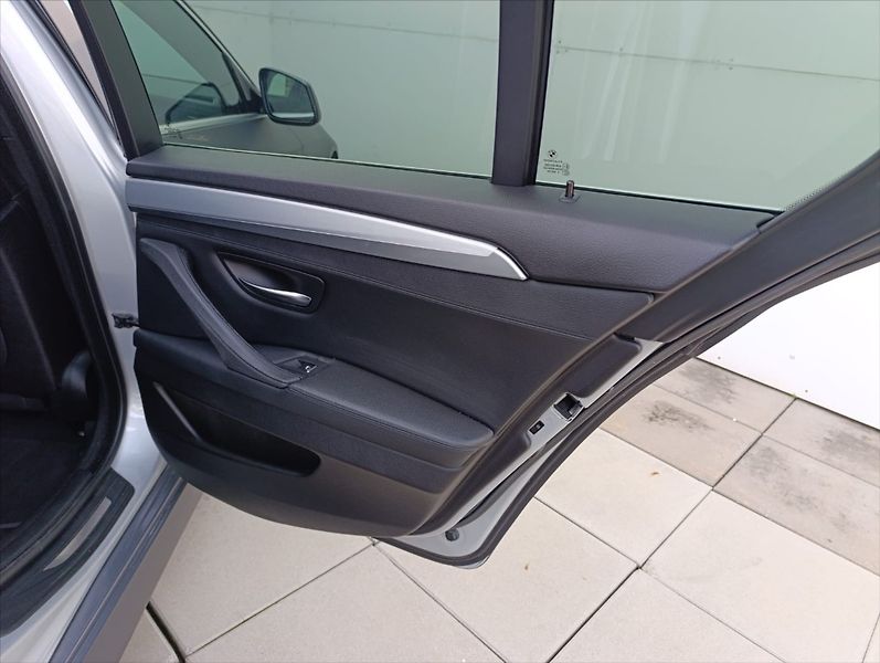 BMW Řada 5 3,0 530d Aut., Navi Kůže Tažné - fotka 23 z 45