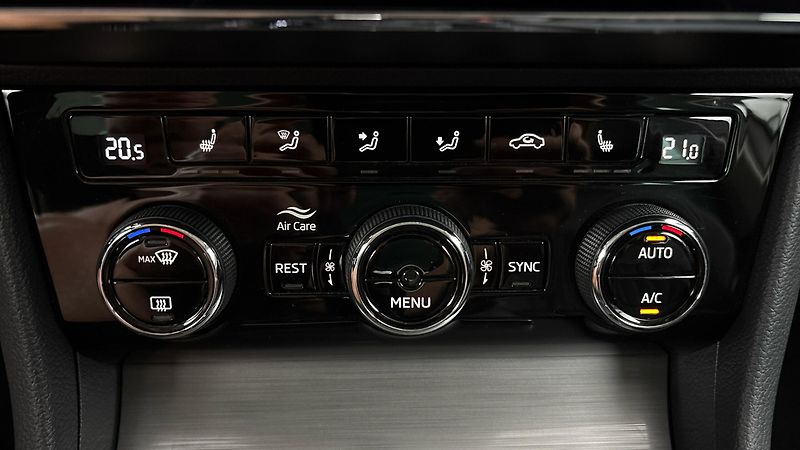 Škoda Superb 2.0 TDI DSG Style Combi - fotka 13 z 31