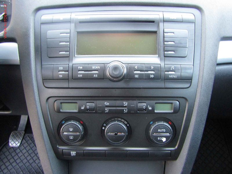 Škoda Octavia (2009) 1.6 MPi, AC, výhřev sed - fotka 11 z 15