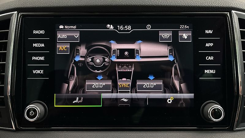 Škoda Karoq 2.0 TDI DSG 4x4 Style Exclusiv - fotka 26 z 29
