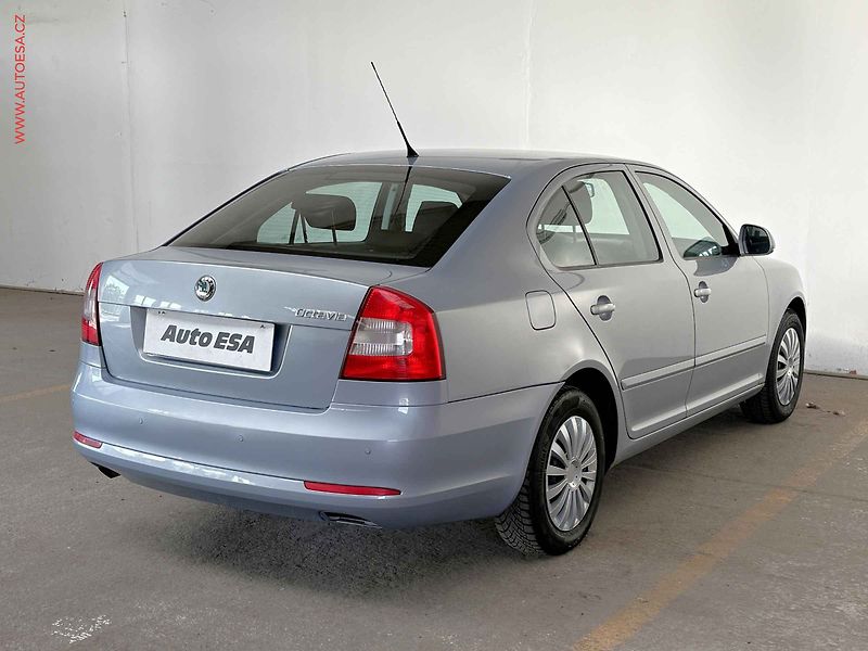 Škoda Octavia (2010) 1.6i, AC, výhřev sed - fotka 4 z 14