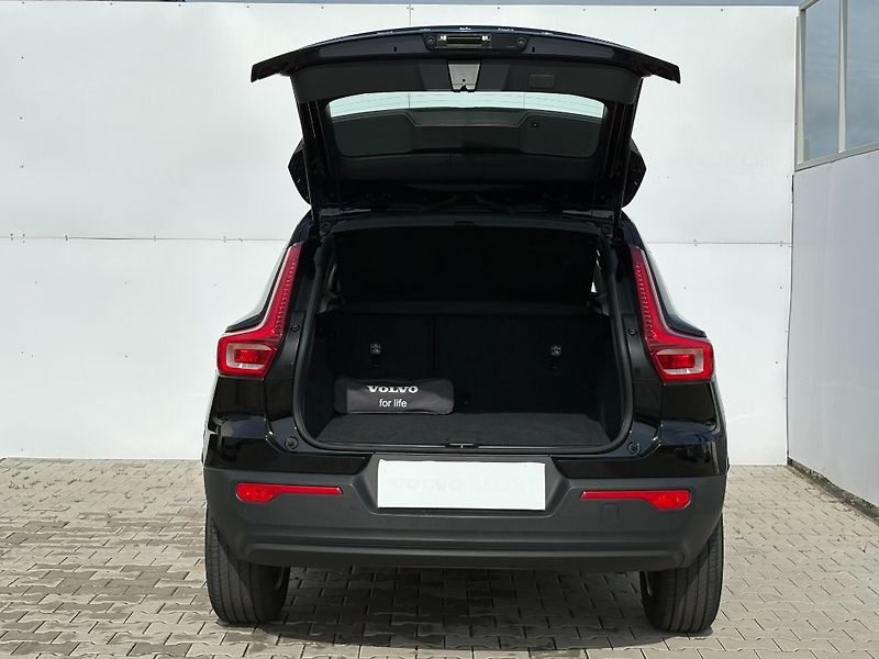 Volvo XC40 Momentum core T2 95kW - fotka 3 z 23