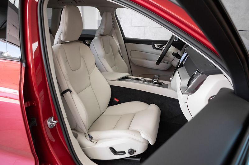 Volvo XC60 B5 184kW DARK PLUS*DPH*ČR 1.M* - fotka 11 z 39