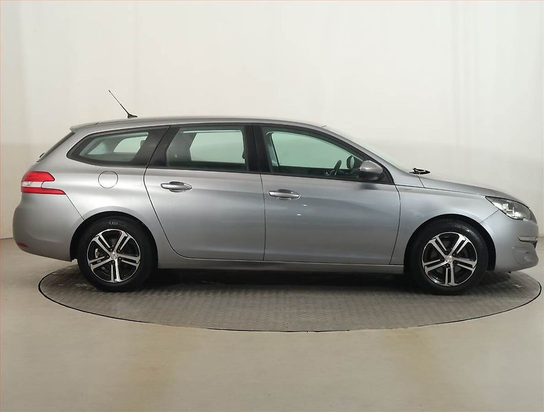 Peugeot 308 (2017) 1.2 PureTech, Navi, Tempomat - fotka 6 z 21