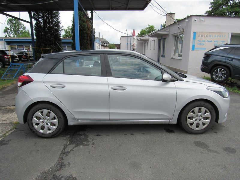 Hyundai i20 1,3 i 55kW Family+ - fotka 8 z 29