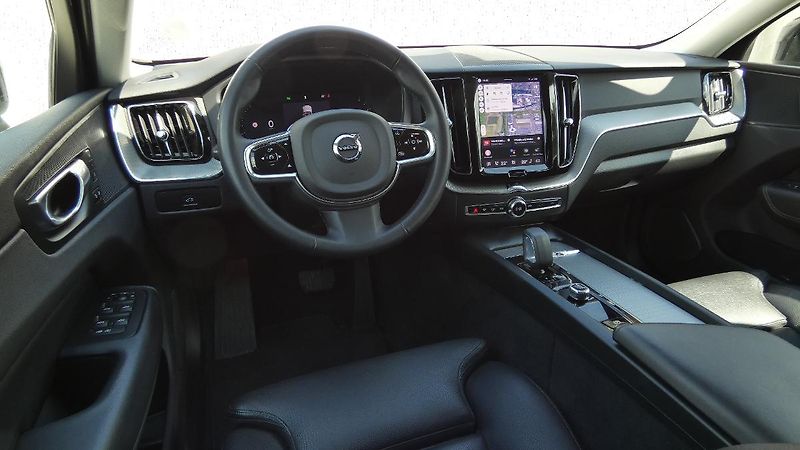 Volvo XC60 B4 mHEV AWD Plus Dark - fotka 5 z 22