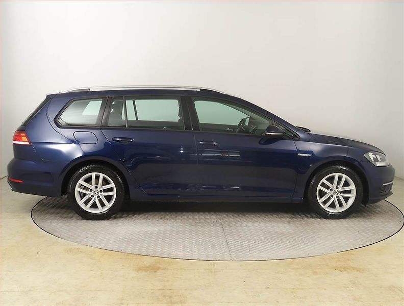 Volkswagen Golf (2019) 1.5 TSI, Tempomat - fotka 6 z 18