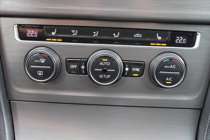 Volkswagen Golf 1,4 TSI  VÝHŘEVY,TAŽNÉ,BIXENON - fotka 15 z 28