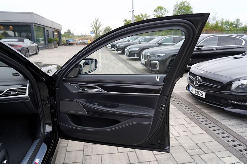 BMW Řada 7 740d xDrive/Laser/M paket/20/Č - fotka 20 z 50