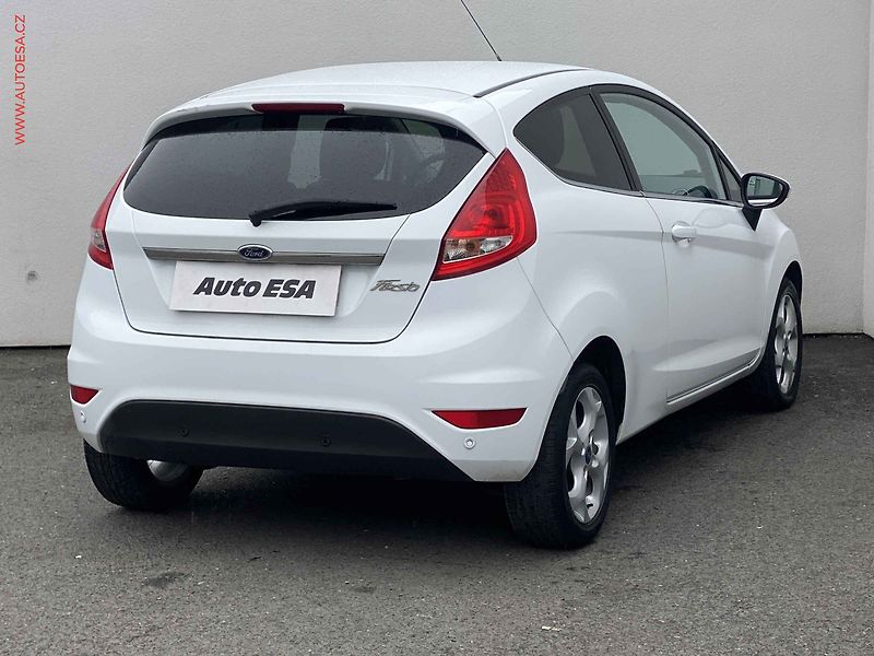 Ford Fiesta (2011) 1.4i, Titanium, park. čidla - fotka 4 z 15