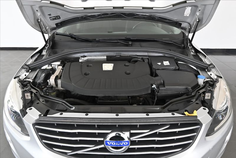 Volvo XC60 2,4 D5 133 kW AT6 AWD Záruka a - fotka 5 z 28