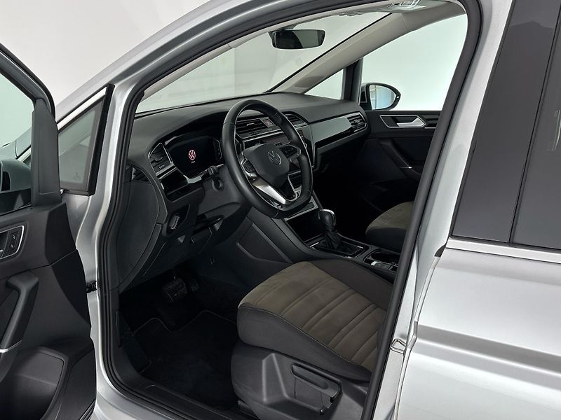 Volkswagen Touran Highline DSG - fotka 6 z 29