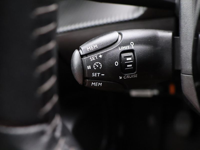 Peugeot 2008 1,2 PT 130k CZ Allure LED - fotka 14 z 25
