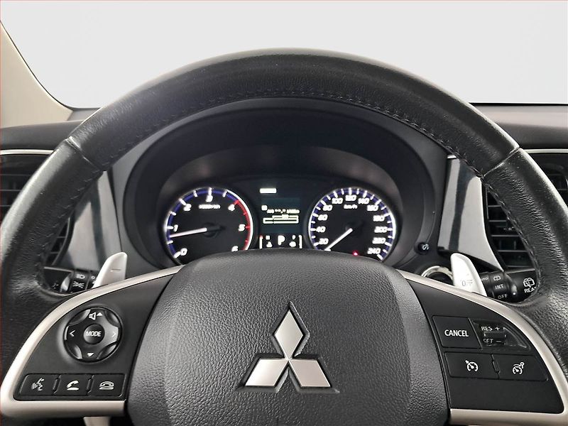 Mitsubishi Outlander (2015) 2.2 DI-D, 4X4, Automat - fotka 17 z 19