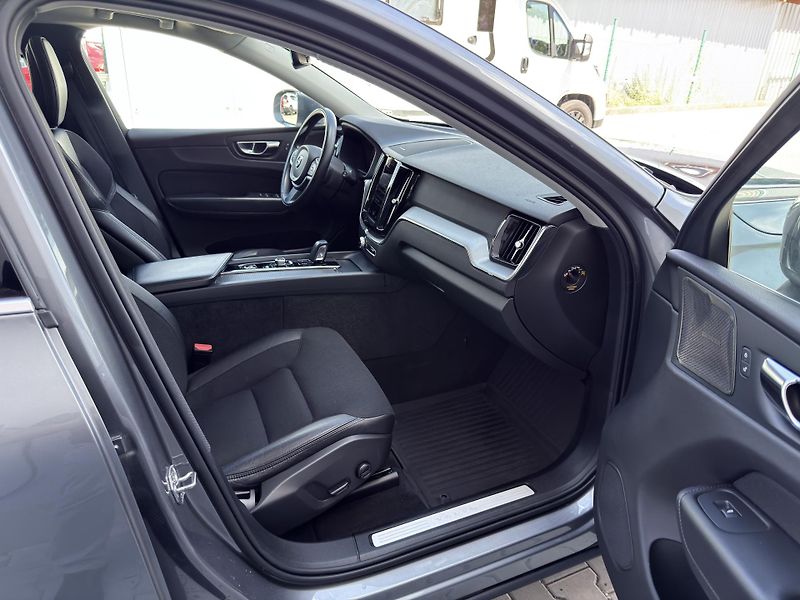 Volvo XC60 B4 AWD (nafta) // REZERVACE - fotka 18 z 47