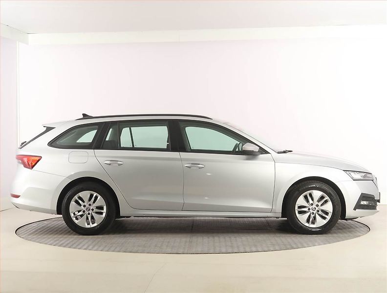 Škoda Octavia (2023) Ambition 2.0 TDI, ČR,1.maj - fotka 6 z 23