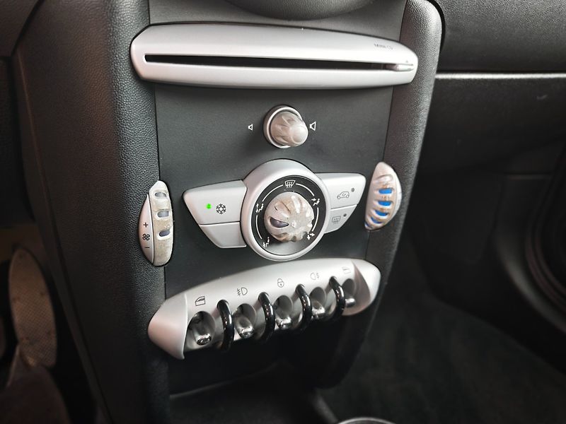 Mini Cooper (2009) ONE 1,4i 70Kw - fotka 21 z 25