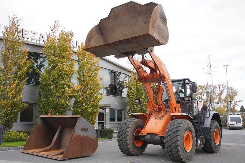 Hitachi (2018) ZW220 articulated loader - fotka 11 z 24