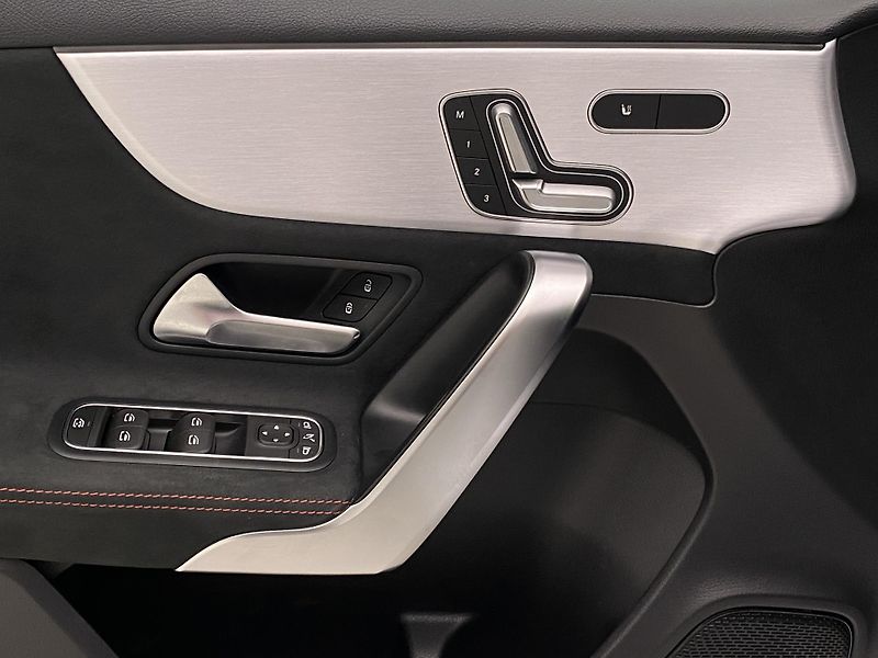 Mercedes-Benz Třídy A A200 AMG 120kW AUT - fotka 26 z 51