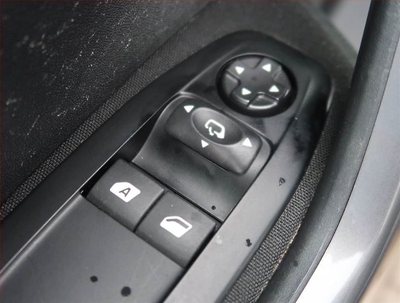 Peugeot 2008 (2019) Active 1.2 PureTech, Tempomat - fotka 14 z 15
