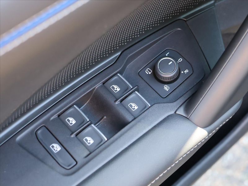 Volkswagen Tiguan 2,0 TDI 142kW DSG R-Line DPH - fotka 16 z 38