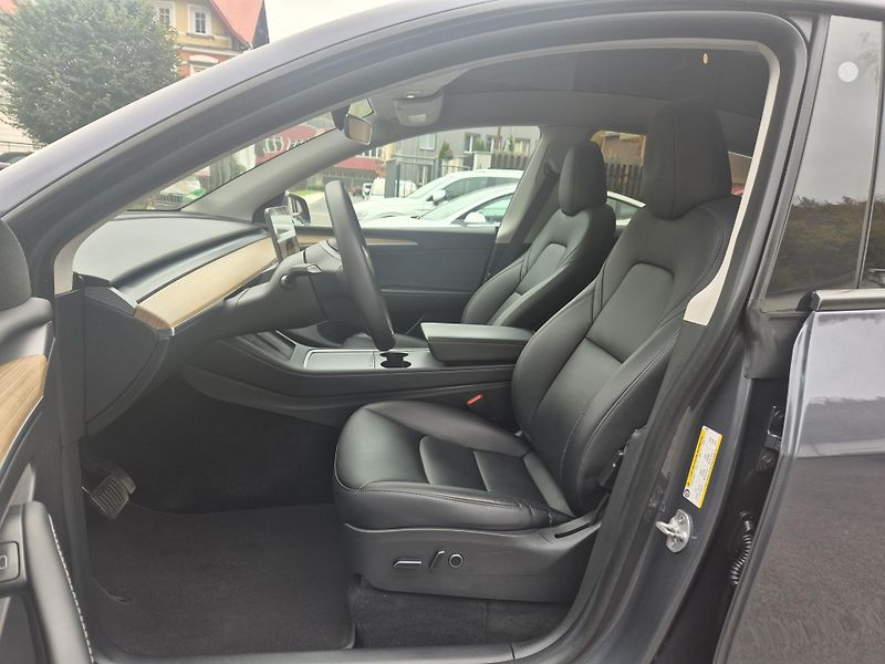 Tesla Model Y RWD 220kw TZ SOH 93,6 % - fotka 41 z 49