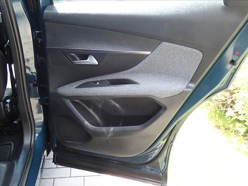 Peugeot 3008 1,2 CZ, 1.Majitel, serv. kn - fotka 40 z 48