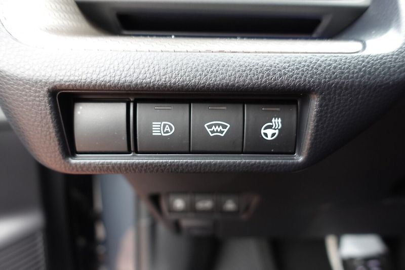 Toyota Prius 2,0 PHEV Plug-in Executive - fotka 21 z 36
