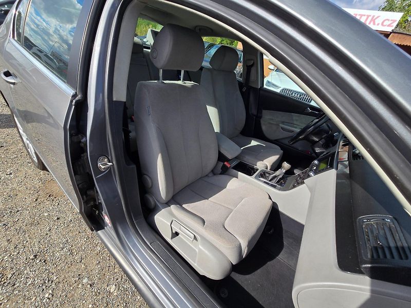 Volkswagen Passat (2005) 2.0 TDi 103KW Comfort - fotka 21 z 23