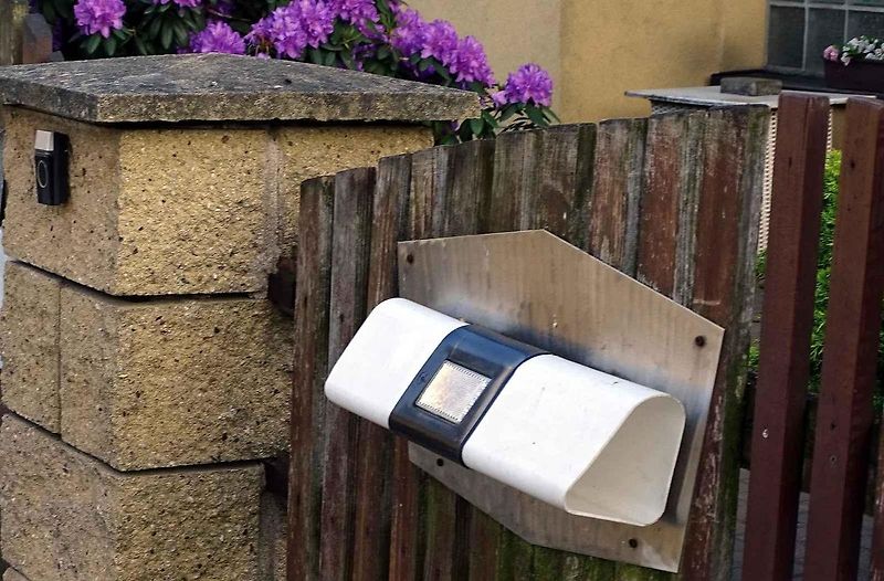 Patníky, správněji směrové sloupky, jsou nezbytným a důležitým doplňkem silničního provozu, který může i zachraňovat životy. Na silnicích se vyskytují v několika barevných provedeních.