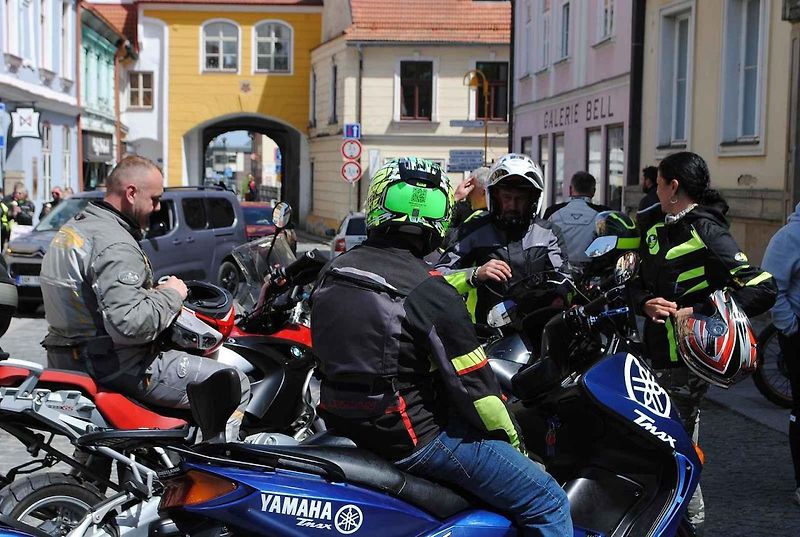 Třeboňské Masarykovo náměstí bylo motorkami doslova našlapané. Stovkám strojů požehnal tamní kaplan Jiří Kalaš.