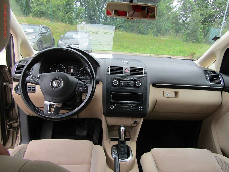 Volkswagen Touran (2012) 2.0TDi, DSG - fotka 8 z 20