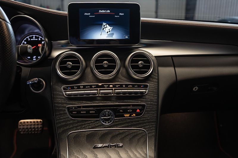 Mercedes-Benz Třídy C C43 AMG BITURBO 4MATIC 270 kW  - fotka 34 z 55