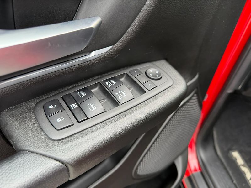 Dodge RAM (2023) +BACKCOUNTRY+AXLE LOCK+HEMI+ - fotka 16 z 23