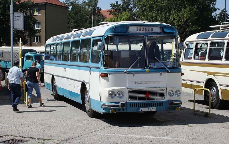 Jedním z autobusů, který si zahrál v komediální seriálu Chalupáři, byl vůz Karosa ŠD 11. Ten byl k vidění v sedmém díle s názvem Romeo z autobusu.