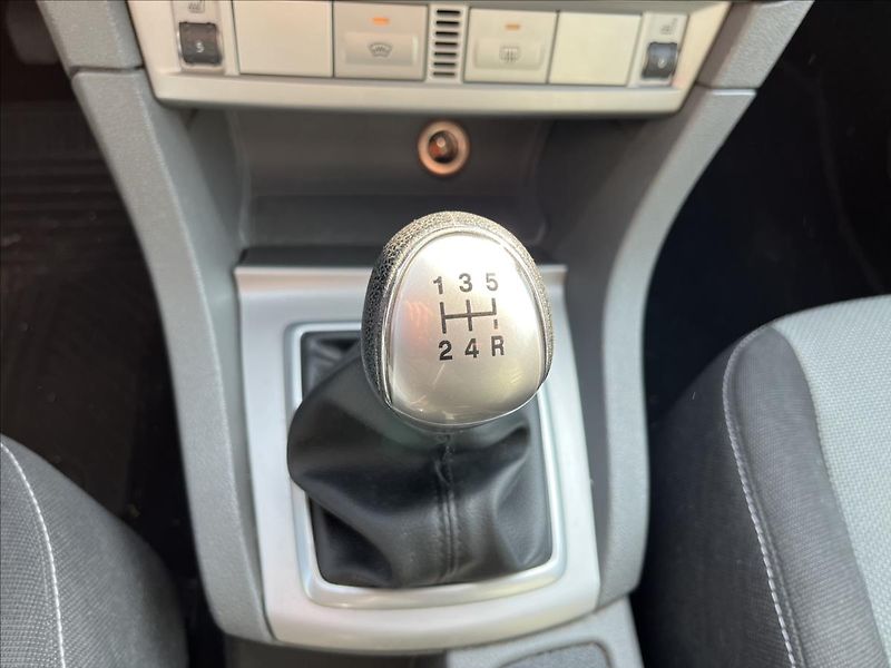 Ford Focus 1,8 i KLIMA 2x KOLA VYHŘ. OKNO - fotka 19 z 37
