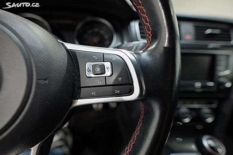 Volkswagen Golf GTI Performance 2.0 169 kW - fotka 14 z 31