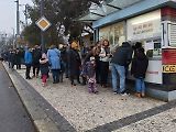 Vánoční flotila pražského dopravního podniku letos poprvé vyjela v sobotu vpodvečer ze střešovické vozovny.