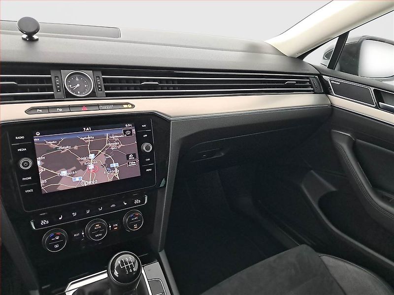 Volkswagen Passat (2017) Highline 2.0 TDI, Serv.kniha - fotka 16 z 19